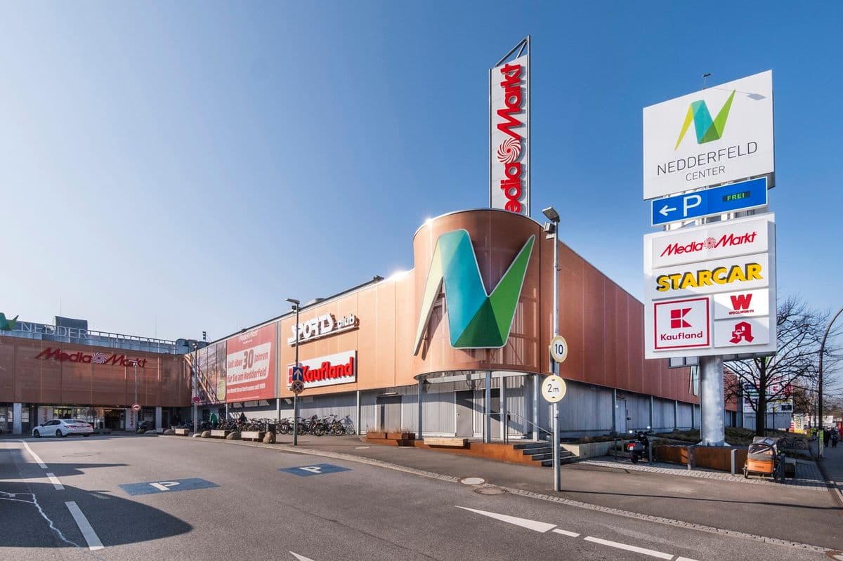 Parkplatzbereich des Nedderfeld Centers mit freien Parkplätzen